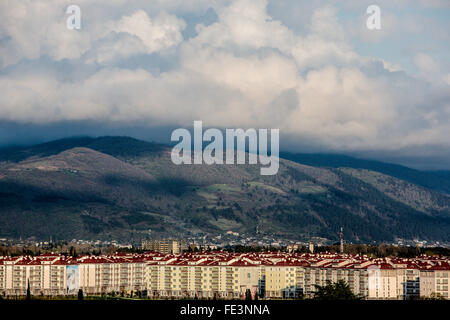 Village Olmypic, Sotchi en face de la montagne Caucase du Banque D'Images