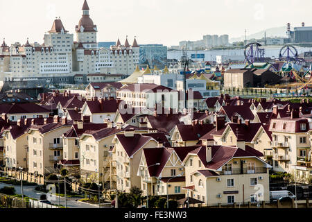 Village Olmypic, Sotchi en face de la montagne Caucase du Banque D'Images