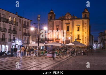 Praca do Giraldo au crépuscule, Evora, Alentejo, Portugal, Europe, UNESCO World Heritage Site Banque D'Images