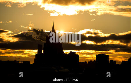 Moscou, Russie. Le 04 février, 2016. Le soleil se couche derrière l'horizon à Moscou, Russie, 04 février 2016. Le Premier Ministre d'État de Bavière Seehofer se déplace à partir du 03 février au 05 février à Moscou pour des entretiens politiques. Photo : SVEN HOPPE/dpa/Alamy Live News Banque D'Images