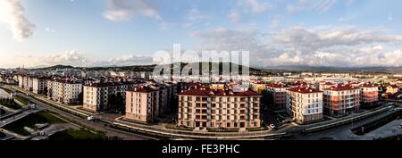 Village Olmypic, Sotchi en face de la montagne Caucase du Banque D'Images