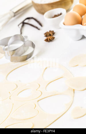 Baking cookies sucre en forme de coeur pour la Saint-Valentin. Banque D'Images