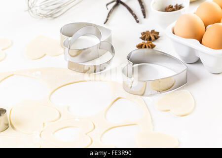 Baking cookies sucre en forme de coeur pour la Saint-Valentin. Banque D'Images