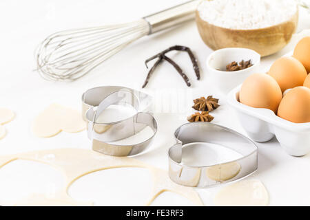 Baking cookies sucre en forme de coeur pour la Saint-Valentin. Banque D'Images