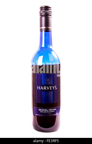 Bouteille de Sherry Harveys bristol cream l'alcool consommé des boissons verre bleu découpe découpe isolé sur fond blanc Banque D'Images