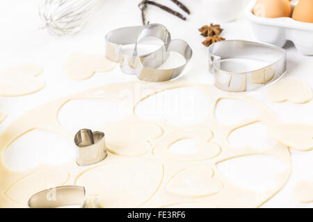 Baking cookies sucre en forme de coeur pour la Saint-Valentin. Banque D'Images