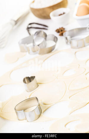 Baking cookies sucre en forme de coeur pour la Saint-Valentin. Banque D'Images