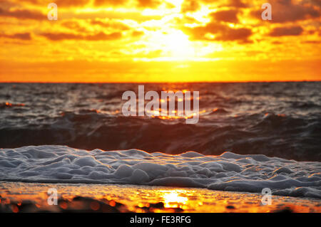 Fiery sunrise sur les vagues. Banque D'Images