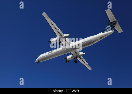 Q400 de Bombardier DHC-8-402 C-GKQC Porter Airlines en approche finale à l'aéroport d'OTTAWA Ottawa, Canada le 22 mars 2015 Banque D'Images