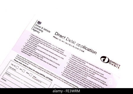 Formulaire de demande de débit direct pilote DVLA & Vehicle Licensing Agency découpe découpe isolé sur fond blanc Banque D'Images