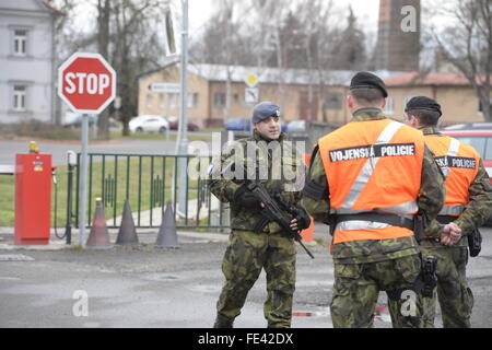 Prague, République tchèque. Le 04 février, 2016. Un avion spécial du gouvernement tchèque avec cinq hommes enlevés au Liban a atterri à l'aéroport de Prague-Kbely militaire après 16:00 CET aujourd'hui et selon les informations précédentes, les hommes doivent maintenant subir un contrôle médical.Pendant ce temps, les Libanais Ali Fayad a été libéré de prison le 4 février après le ministre de la Justice Robert Pelikan a rejeté la demande américaine d'extradition. Sur la photo des policiers de l'armée de l'attente à l'aéroport militaire de Prague-Kbely, République tchèque, le 4 février 2016. © Michal Krumphanzl/CTK Photo/Alamy Live News Banque D'Images