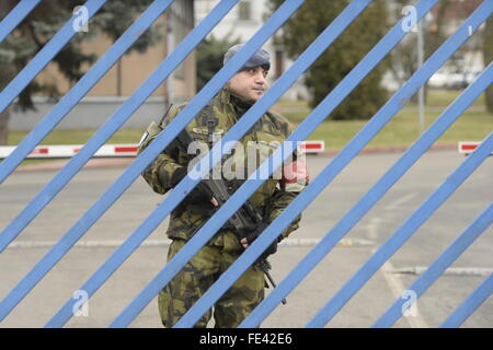 Un soldat des patrouilles de l'aéroport militaire de Prague-Kbely où un avion spécial du gouvernement tchèque avec cinq hommes enlevés au Liban a atterri Jeudi, 4 février 2016. Les médias ont spéculé à propos de Ali Fayad libanais à être échangés pour eux. Les citoyens tchèques avaient été enlevés au Liban à la mi-2015, publié plus tôt cette semaine. Ali Fayad a séjourné en République tchèque garde depuis avril 2014, soupçonnés de collaboration avec les terroristes et a été libéré de prison après ministre tchèque de la Justice, Robert Pelikan a rejeté la demande américaine d'extradition. (Photo/CTK Michal Krumphanzl) Banque D'Images