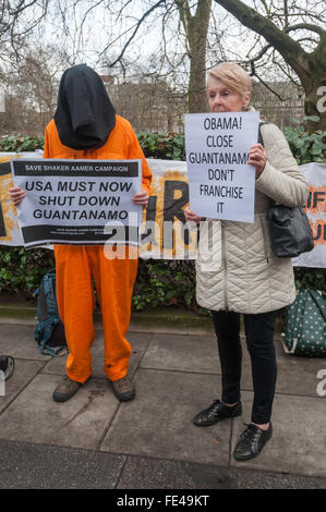 Londres, Royaume-Uni. 4 Février, 2016. Campagne de Guantanamo Londres célèbre le neuvième anniversaire de leurs manifestations devant l'ambassade des États-Unis avec une manifestation en solidarité avec les prisonniers encore détenus là et demande à Obama de tenir sa promesse de la fermer. Crédit : Peter Marshall/Alamy Live News Banque D'Images