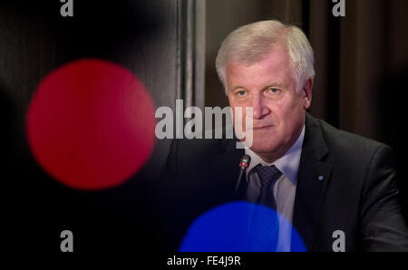 Moscou, Russie. Le 04 février, 2016. Le Premier Ministre bavarois Horst Seehofer propose une conférence de presse à Moscou, Russie, 04 février 2016. Seehofer est à Moscou jusqu'à 05 février 2016 pour des entretiens politiques. Photo : SVEN HOPPE/dpa/Alamy Live News Banque D'Images