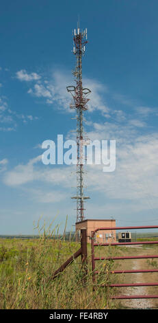 Elmdale, Kansas, États-Unis, 1er septembre 2015, une cellule ou cellule site tower est un téléphone cellulaire site où des antennes et des équipements de communications électroniques sont placés, en général sur un mât de radio, tour ou autre haut lieu, de créer une cellule (ou cellules adjacentes) dans un réseau cellulaire. La structure surélevée généralement en charge des antennes, et un ou plusieurs ensembles d'émetteurs/récepteurs enfichables, processeurs de signaux numériques, électronique de commande, un récepteur GPS pour la synchronisation (pour les réseaux CDMA2000/A-95 ou des systèmes GSM), principale et de sauvegarde des sources d'énergie électrique, et d'abri. Credit : Mark Reinstein Banque D'Images