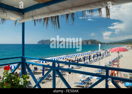 Chaises longues et parasols colorés sur la plage de Mingardo Cap Palinuro face à la mer Meditrranean, Cilento Campanie,Italie, Banque D'Images