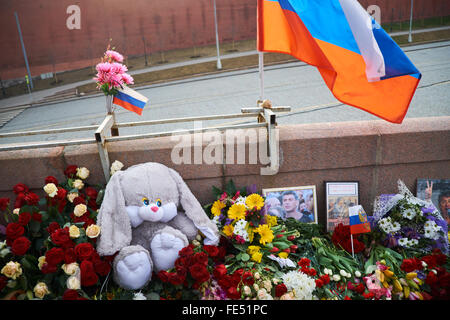 Moscou, Fédération de Russie - 2 avril, 2015 : fleurs à Boris Nemtsov's Murder place Banque D'Images