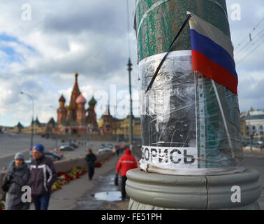 Moscou, Fédération de Russie - 2 avril, 2015 : Boris Nemtsov's portrait avec le titre 'BORIS'' (lutte) sur le pilier. Banque D'Images