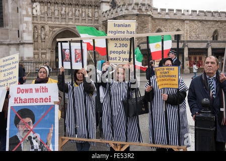 Londres, Royaume-Uni. 4 Février, 2016. Les femmes iraniennes protestation contre la visite du ministre iranien des affaires étrangères à la Conférence des Donateurs de la Syrie. Crédit : Ian Davidson/Alamy Live News Banque D'Images