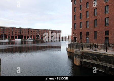 Vue sur l'Albert Docks à Liverpool Banque D'Images