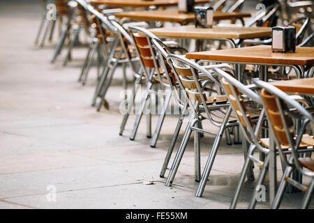 Chaises et tables avec pieds métalliques à l'été au café en plein air, d'une terrasse. Banque D'Images