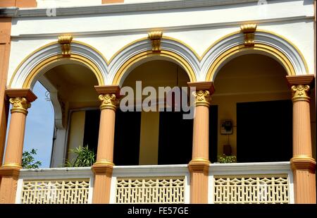 La ville de Phuket, Thailande : finement restauré fin du 19ème siècle maison boutique lusochinoise portique à arcades arrondies Banque D'Images