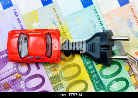 Voiture jouet et branchez sur les billets en euros, prime de voiture électrique Banque D'Images