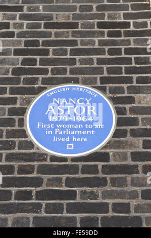 Une plaque bleue commémorative pour Nancy Astor (1879-1964) sur un mur à Londres, Royaume-Uni. Banque D'Images