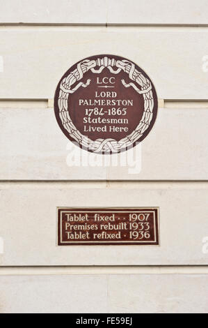 Une plaque bleue commémorative de Lord Palmerston (1784 -1865) sur un mur à Londres, Royaume-Uni. Banque D'Images