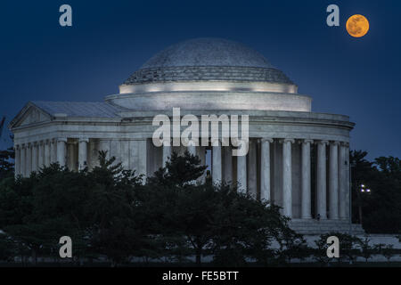 La pleine lune 'fleur' se lève sur le Jefferson Memorial Banque D'Images