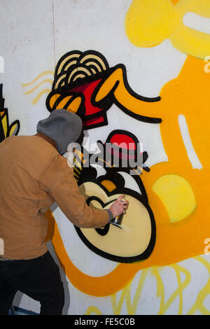 Artiste de rue, peinture dessin d'animaux. Le Nouvel An chinois, Manchester, Royaume-Uni. Feb 2016 4ème artiste graffiti tag connu sous le nom de quarante cinq, 45, de Bristol se terminant sa murale, pour le Centre d'Art Contemporain Chinois l'organisation célèbre son 30 e anniversaire dans la ville avec le lancement coïncide avec le Nouvel An chinois. Banque D'Images