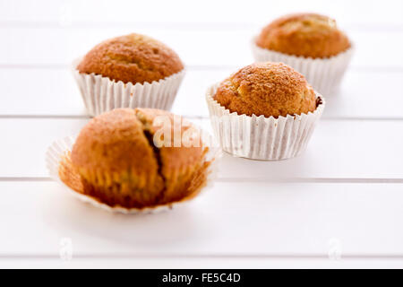 Quelques madeleines, muffins ordinaire typique espagnol, sur une surface blanche Banque D'Images