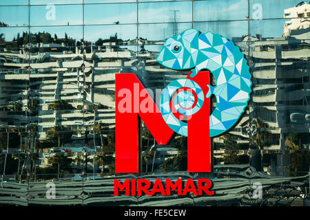 Logo Le Centre commercial Miramar - l'un des plus importants de la Costa del Sol. Fuengirola, Espagne. Centre commercial Miramar. Façade. Banque D'Images