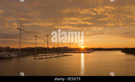 Le soleil se profile à l'horizon au sud-ouest de Waterfront à Washington, DC comme il subit une transformation en 'Le Quai' Banque D'Images