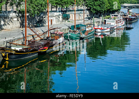 Bateaux amarrés sur les quais de Seine, Paris, France Banque D'Images