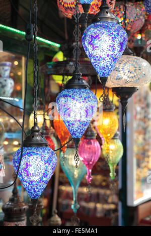 La pendaison colorées Lampes en céramique Turque de Souvenirs à Istanbul, Turquie Banque D'Images