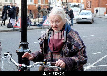 London, UK, 4 février 2016. Le créateur de mode britannique Dame Vivienne Westwood visite le fondateur de WikiLeaks Julian Assange, à l'ambassade d'Equateur à Londres. Credit : Yanice Idir/Alamy Live News Banque D'Images