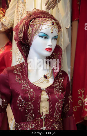 Mannequin portant robe traditionnelle turque, Istanbul, Turquie Banque D'Images