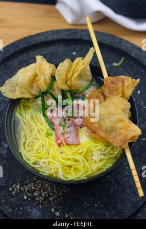 Chinois traditionnel Soupe WonTon frits Dumpling, soupe de nouilles, nouilles instantanées, apéritif, entrée, soupe japonaise, Viet Food Banque D'Images