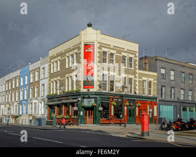 L'Eagle Pub à Ladbroke Grove près de Portobello Road à Londres W10 avec une boîte rouge à l'avant-plan dans la grande lumière Banque D'Images