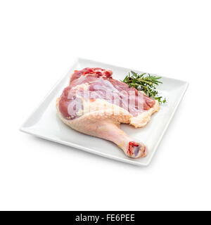 Cuisse de canard de Barbarie avec des herbes sur plaque blanche, Close up Banque D'Images