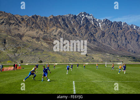 Jouer Otago Nelson à la 13e année de l'île du Sud, tournoi de football, à côté de la montagnes Remarkables, Queenstown, Otago, Nouvelle-Zélande Banque D'Images