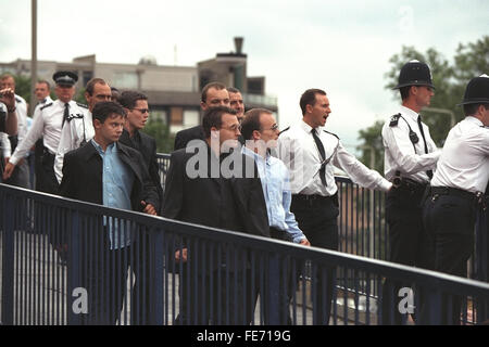 Le meurtre de Stephen Lawrence Enquête:suspects (de gauche à droite) Luc Chevalier, Jamie Acourt, Gary Dobson, Neil Acourt quitter l'enquête Macpherson après avoir témoigné en 1998. Banque D'Images