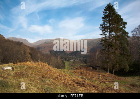 Sandale de siège et Fairfield au-dessus de Grasmere un jour de printemps de Silver Lake District Cumbria England Comment Banque D'Images