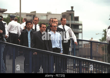 Le meurtre de Stephen Lawrence Enquête:suspects (de gauche à droite) Luc Chevalier, Jamie Acourt, Gary Dobson, Neil Acourt quitter l'enquête Macpherson après avoir témoigné en 1998. Banque D'Images