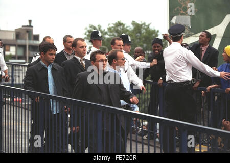 Le meurtre de Stephen Lawrence Enquête:suspects (de gauche à droite) Luc Chevalier, Jamie Acourt, Gary Dobson, Neil Acourt quitter l'enquête Macpherson après avoir témoigné en 1998. Banque D'Images