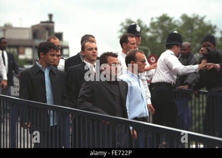 Le meurtre de Stephen Lawrence Enquête:suspects (de gauche à droite) Luc Chevalier, Jamie Acourt, Gary Dobson, Neil Acourt quitter l'enquête Macpherson après avoir témoigné en 1998. Banque D'Images