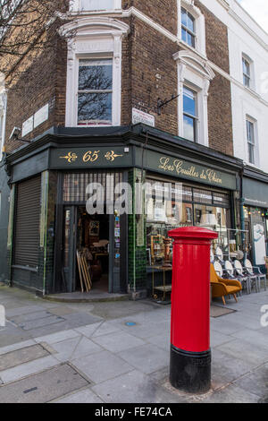 Antique Shop avec un intéressant nom anglais dans la région de Portobello Road London W10 avec une boîte rouge à l'avant-plan. Banque D'Images