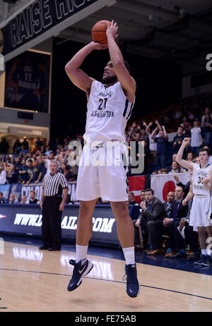 3 février 2016 - Washington, DC, USA - 20160203 - George Washington de l'avant KEVIN LARSEN (21), du Danemark, pousses un cavalier contre Davidson dans la première moitié au Smith Center à Washington. (Crédit Image : © Chuck Myers via Zuma sur le fil) Banque D'Images