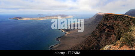 Vue du Guinate Trail jusqu'à l'île de La Graciosa, Guinate, Lanzarote, îles Canaries, Espagne Banque D'Images